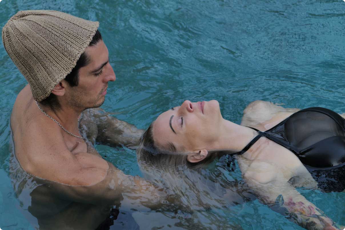Rodhø guiding a participant through aquatic breathwork in the pool